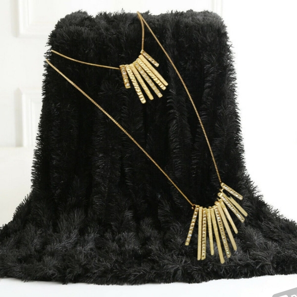 ✓🎄10/$20. Madison Tyler ~ Gold Tone Necklace with Clear Rhinestones - Picture 2 of 4